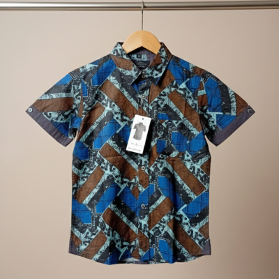 Short-sleeved button-down shirt.013